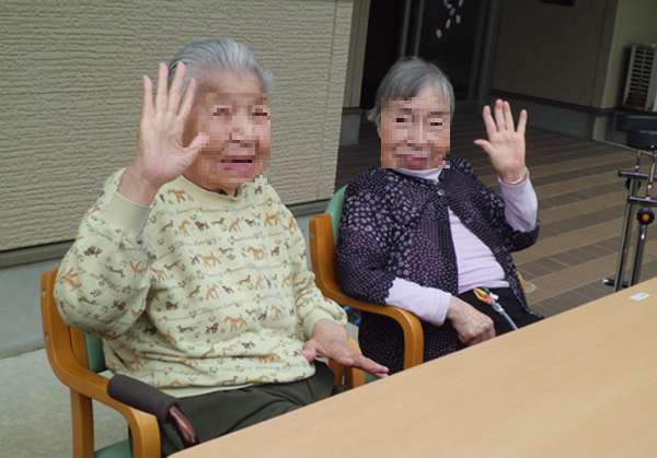 外　笑顔モザ.png